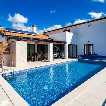 Holiday home Mala Halu By Interhome